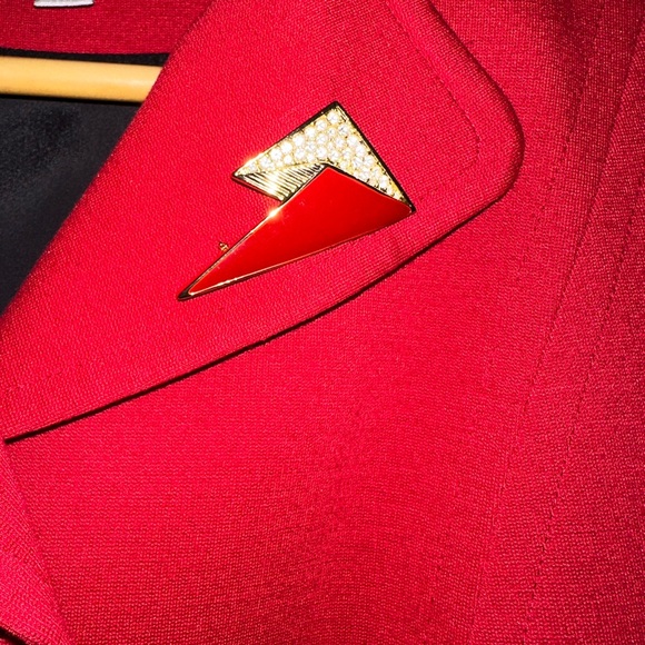Tristan red jacket, waist length, with sparkle/red broach - Picture 9 of 9
